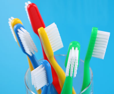 varios cepillos de dientes en una copa